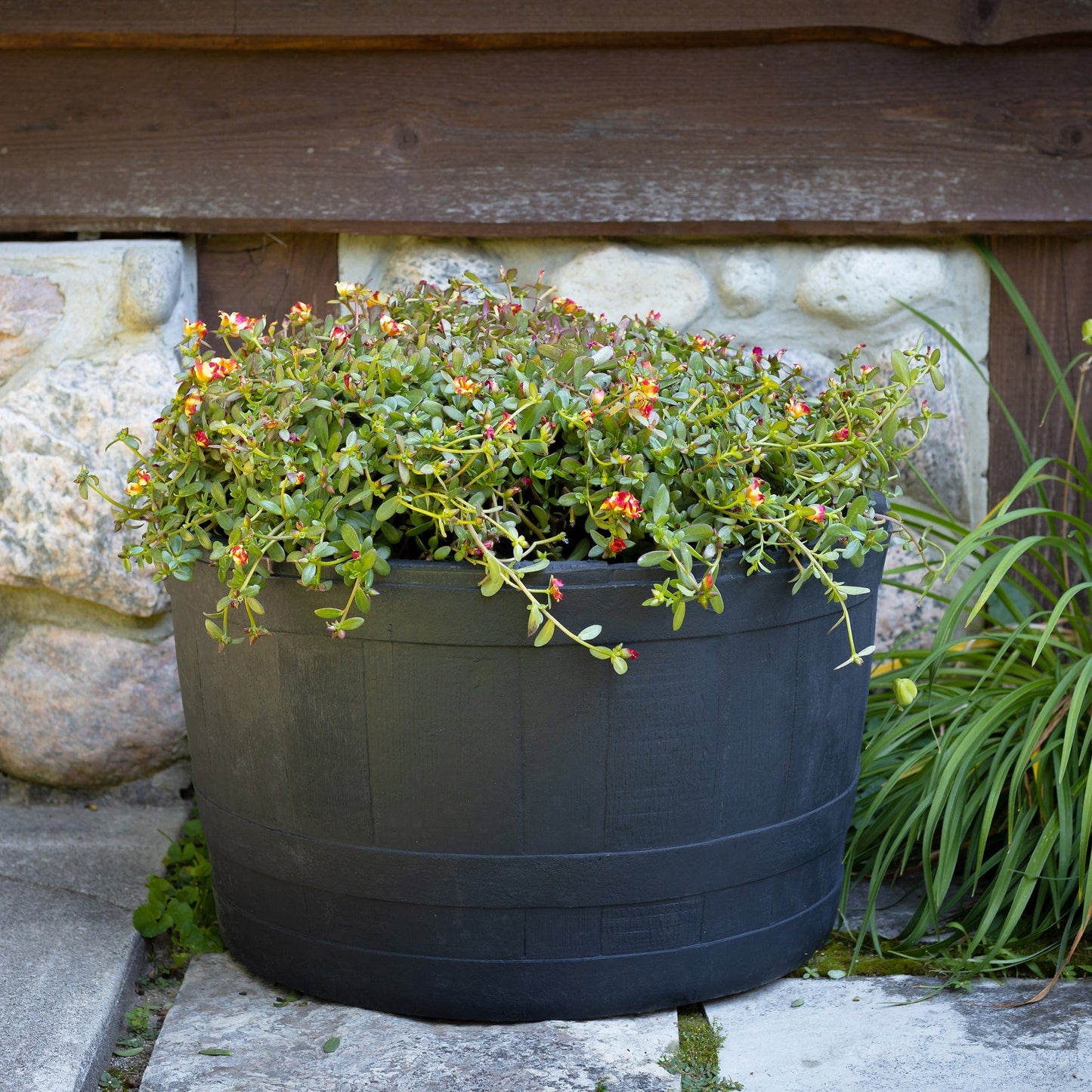 Planter Barrel Black alt 0